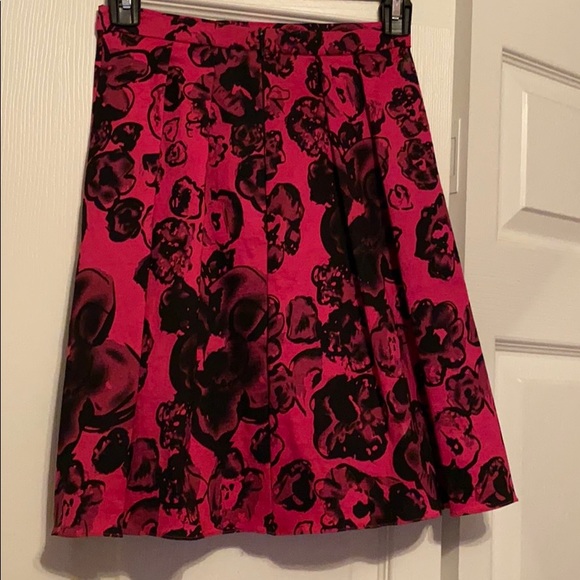 Pink and black floral skirt - Picture 2 of 2